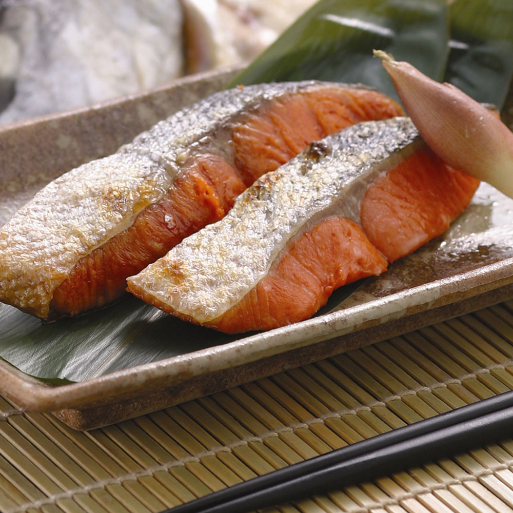 北海道産　(700g×2)　特産品・食品のネット卸・仕入れはシイレル　新巻鮭半身姿切身　計1.4kg