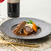 【倉入れ】 東京 「レストランリューズ」 飯塚隆太監修 デミグラスハンバーグ＆ビーフシチューギフト (ケース入数：8,ロット：1)