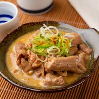 【倉入れ】 秋田県産豚　やわらか味噌煮込みホルモン (ケース入数：8,ロット：4)