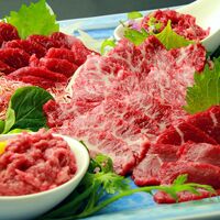 熊本 「千興ファーム」 鮮馬刺しバラエティ5種セット （桜うまトロ75g、ユッケ65g、赤身40g、大トロ40g×2、ロース40g×2）