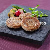 【上代厳守】 ＜大山物語＞氷温熟成 大山豚手造りロールステーキ（80g×8）