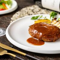 東京 「ラ・ロシェル」 坂井宏行監修 お肉の旨みをとじ込めたデミグラスソースハンバーグ 10個セット / ギフト 送料無料