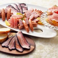 北海道 「札幌バルナバハム」 札幌開拓使ハムセット（農家のベーコン、農家の白いベーコン、ボンレスハム、パストラミ肩ロースハム、サッポロ焼豚、チーズウインナー、玉葱ウインナー、ポークグルメフランク、ポークローフ、レバーペースト、ロースシンケン） / ハム ギフト 送料無料