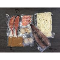 石狩鍋（秋鮭切身×2切、ボイル海老×3尾、ボイル帆立×2個、えび入つみれ×2個、ツボ抜きいか×1尾、冷凍うどん×1玉、たれ（濃縮：味噌仕立て）×2袋） / 冷凍 送料無料 鍋セット