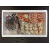 石狩鍋（秋鮭切身×8切、ゆでずわいがにカット×1袋、ボイル海老×12尾、ボイル帆立×6個、かに入つみれ×3個、えび入つみれ×3個、とりごぼうつみれ×3個、ツボ抜きいか×2尾、冷凍うどん×1玉、たれ（濃縮：味噌仕立て）×3袋） / 冷凍 送料無料 鍋セット