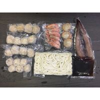 海鮮つみれ鍋（かに入つみれ×4個、えび入つみれ×4個、とりごぼうつみれ×4個、たこ入つみれ×6個、ボイル海老×6尾、ボイル帆立×3個、ツボ抜きいか×1尾、冷凍うどん×1玉、たれ(濃縮：醤油仕立て)×2袋） / 冷凍 送料無料 鍋セット