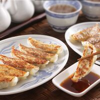 兵庫 「芦屋伊東屋」謹製 神戸牛餃子と黒豚餃子セット / 冷凍 送料無料 ぎょうざ 点心 中華