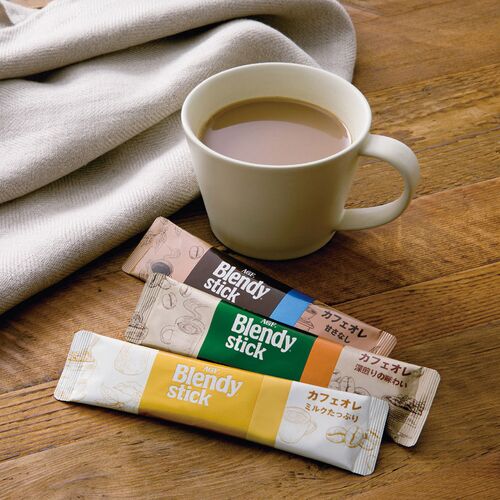 AGF スティックカフェオレ＆ブラックアソートギフト(カフェオレ14g×6本・カフェオレ(ミルクたっぷり14g×6本・甘さなし11.4g×4本)・ヘーゼルナッツオレ11g×4本)・ブラック(ブラジルブレンド2g・モカブレンド2g各7本) BZT-30D 1210-074 / 常温 送料無料 コーヒー ギフト 詰め合わせ セット