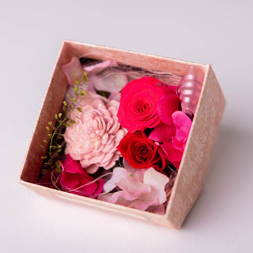 【母の日】 完熟いちごロール＆プリザーブドフラワー KJ-ROL1PRZ 1854-244 【二重包装不可】《お届け期間：2026年5月8日～2026年5月10日》 / 冷凍 送料無料 セット ギフト ロールケーキ プリザーブドフラワー