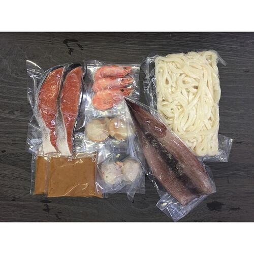 石狩鍋（秋鮭切身×2切、ボイル海老×3尾、ボイル帆立×2個、えび入つみれ×2個、ツボ抜きいか×1尾、冷凍うどん×1玉、たれ（濃縮：味噌仕立て）×2袋） / 冷凍 送料無料 鍋セット