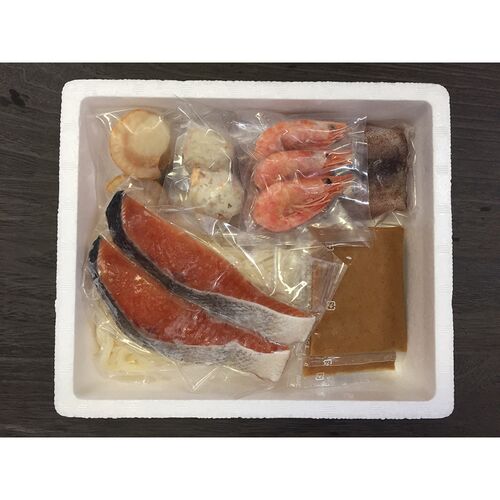 石狩鍋（秋鮭切身×2切、ボイル海老×3尾、ボイル帆立×2個、えび入つみれ×2個、ツボ抜きいか×1尾、冷凍うどん×1玉、たれ（濃縮：味噌仕立て）×2袋） / 冷凍 送料無料 鍋セット