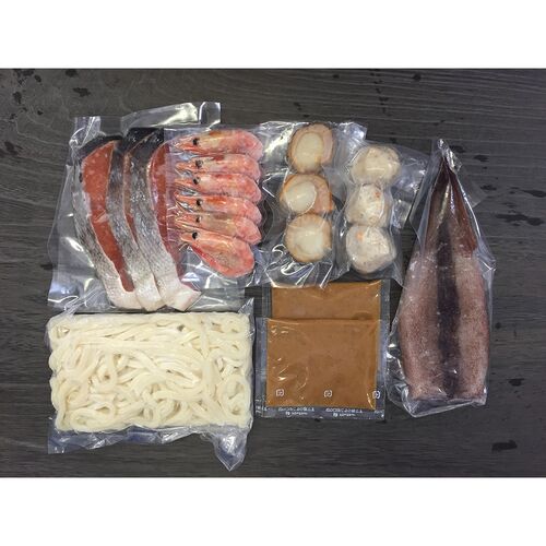 石狩鍋（秋鮭切身×3切、ボイル海老×6尾、ボイル帆立×3個、えび入つみれ×3個、ツボ抜きいか×1尾、冷凍うどん×1玉、たれ（濃縮：味噌仕立て）×2袋） / 冷凍 送料無料 鍋セット