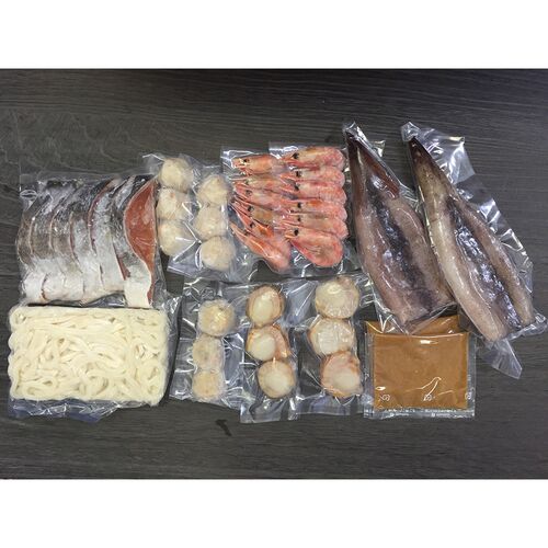 石狩鍋（秋鮭切身×6切、ボイル海老×12尾、ボイル帆立×6個、かに入つみれ×3個、えび入つみれ×3個、とりごぼうつみれ×3個、ツボ抜きいか×2尾、冷凍うどん×1玉、たれ（濃縮：味噌仕立て）×2袋） / 冷凍 送料無料 鍋セット