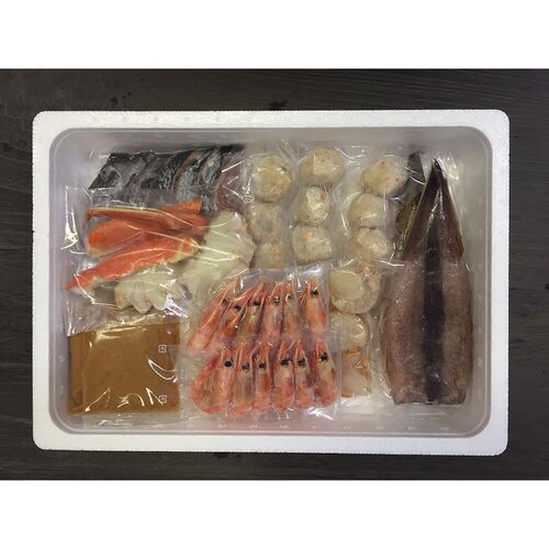 石狩鍋（秋鮭切身×6切、ゆでずわいがにカット×1袋、ボイル海老×12尾、ボイル帆立×6個、かに入つみれ×3個、えび入つみれ×3個、とりごぼうつみれ×3個、ツボ抜きいか×2尾、冷凍うどん×1玉、たれ（濃縮：味噌仕立て）×2袋） / 冷凍 送料無料 鍋セット