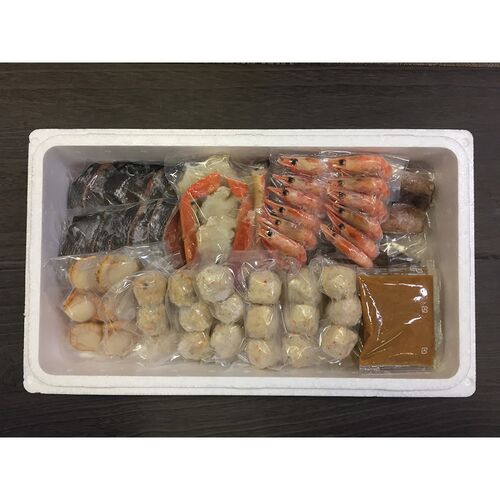 石狩鍋（秋鮭切身×12切、ゆでずわいがにカット×1袋、ボイル海老×12尾、ボイル帆立×6個、かに入つみれ×6個、えび入つみれ×6個、とりごぼうつみれ×6個、ツボ抜きいか×3尾、冷凍うどん×1玉、たれ（濃縮：味噌仕立て）×4袋） / 冷凍 送料無料 鍋セット